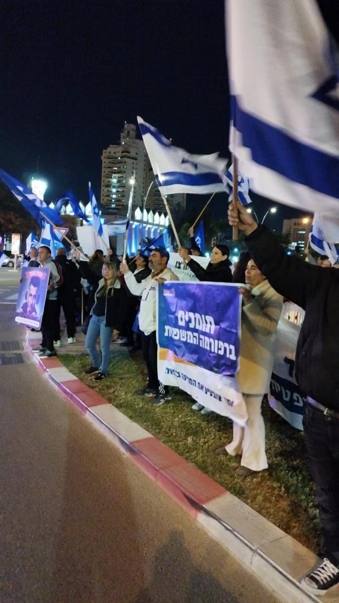 המפגינים בעד הרפורמה בבאר שבע (צילמה: אלמוג חימי)